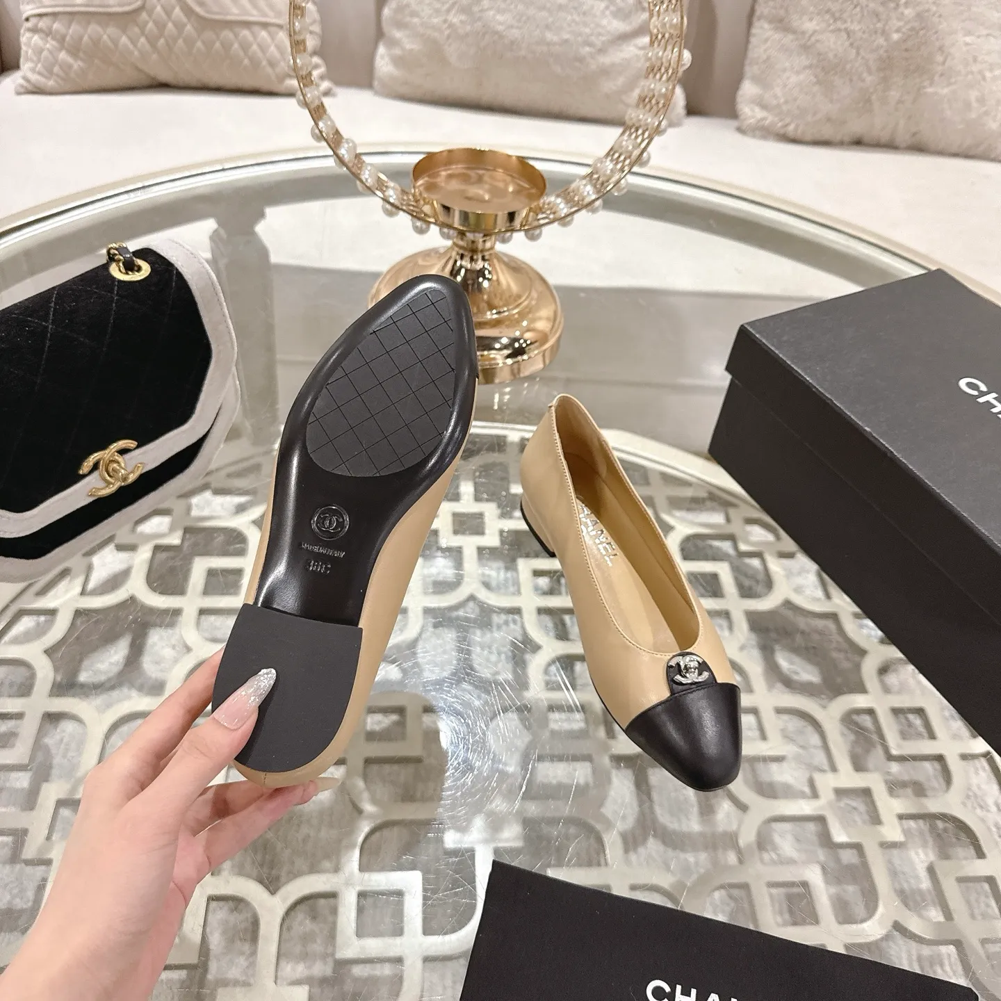 👟👟Ex-factory price 560👟👟Chanel 2025SS Spring and Summer New Double C Button Mary Jane🆕 Xiaoxiang𝐂Jia's beautiful Mary Jane shoes are so sweet that they are so beautiful that they are so beautiful. The round square toe design is cute and cute ~ metal/button logo. The appearance is super online. When you wear it, you will feel like a wealthy daughter. I thought it looks good. Only when I put it on my feet do I know how easy it is to wear ~ Upper: Customized lambskin Lining: Sheepskin Outsole: Genuine leather outsole imported from Italy Size: 35-42 (40.41.42 customization is non-refundable) Packaging: The latest gift box packaging at the counter